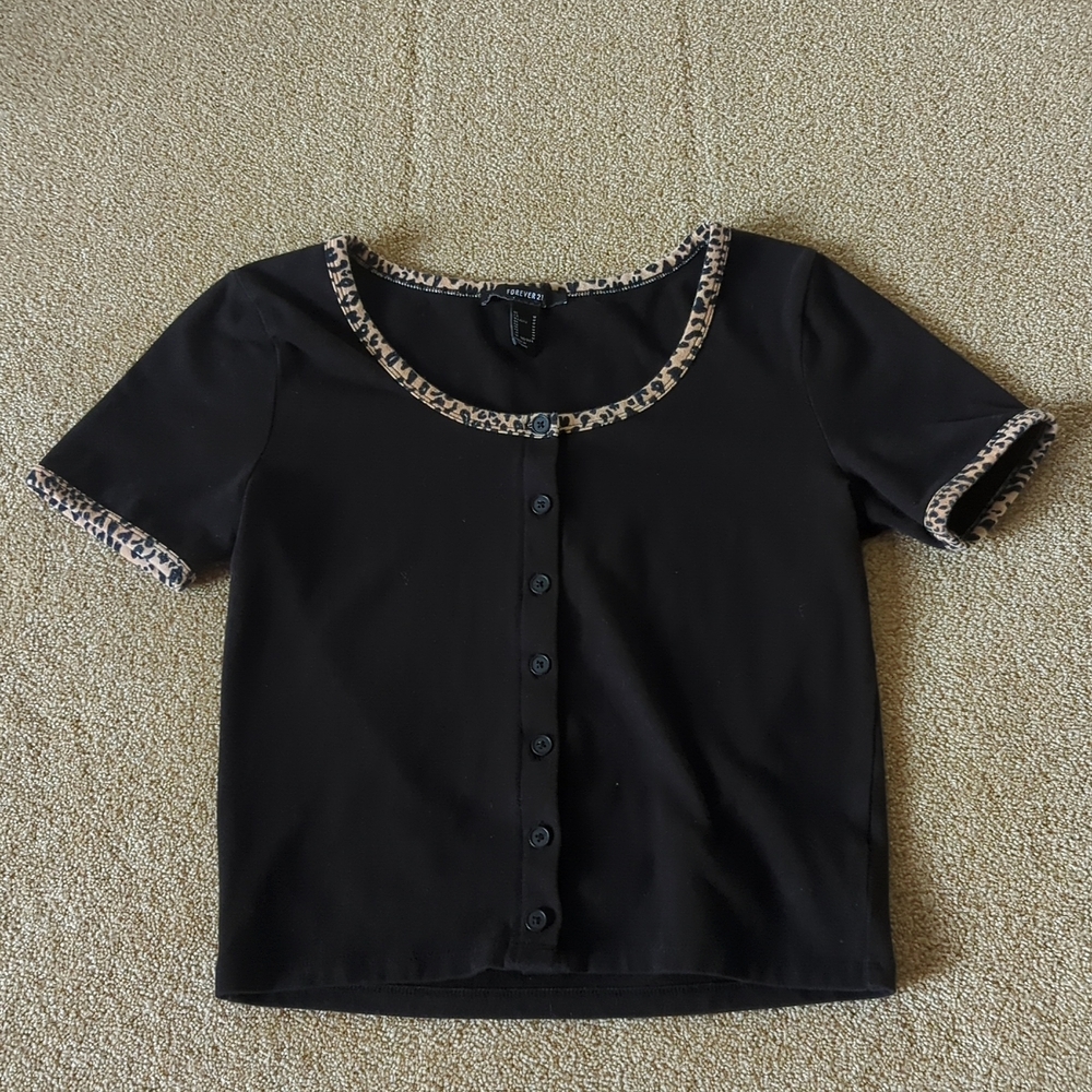 Forever 21 Black and Cheetah Print Button Cropped Tee Size M